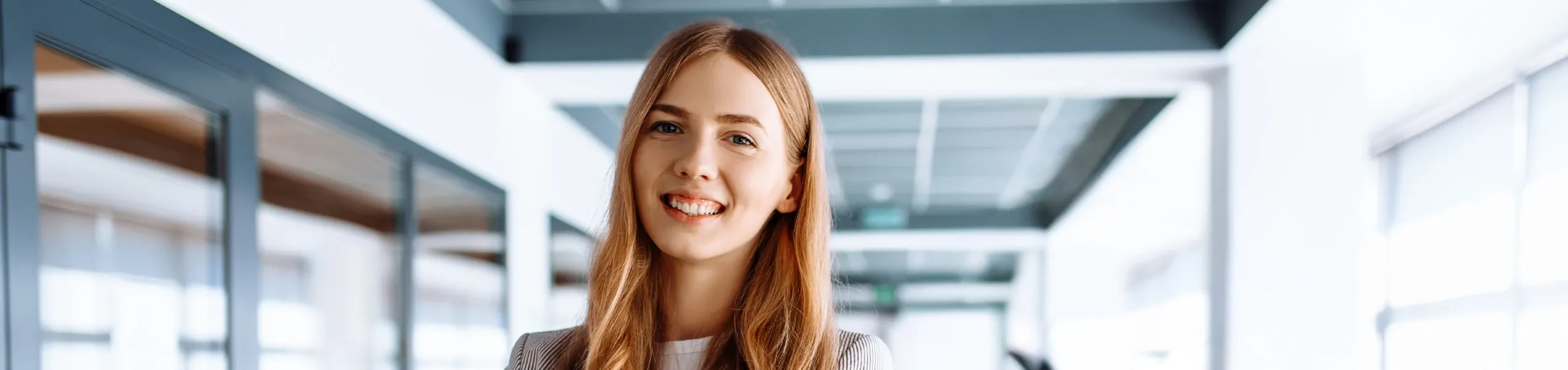 Die 4sConsult stellt ein!  Frau posiert lächelnd in einem Büro
